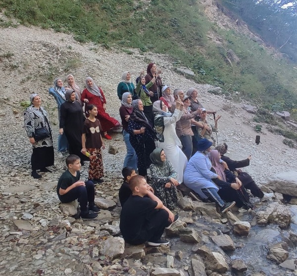 Насыщенное путешествие по живописным местам Чечни. Посетили Нохч-Келойский водопад, спрятанный среди горных склонов, и впечатляющий Дайский водопад, известный своей мощью и красотой. Чистый горный воздух, прозрачная вода и виды на кавказские хребты сделали поездку незабываемой.