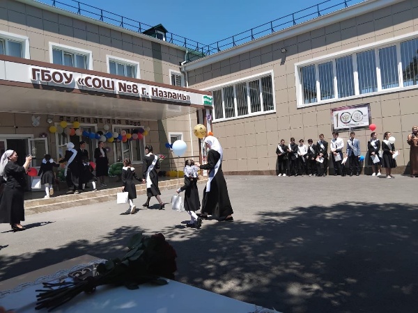 Руководитель Комитета Государственной охраны ОКН РИ Кодзоев Т. У. и и.о.директора Джейрахско-Ассинского музея-заповедника Сампиев А. А. посетили праздничное мероприятие по окончанию учебного года в ГБОУ "СОШ 8 г. Назрань".
 
Ахмедхан Алиханович поздравил выпускников с окончанием школы, пожелал им наметить себе цель и идти к ней самыми правильными путями, не забывать своих учителей и наставников, давших им старт в жизни.

А самое главное любить, уважать свой край, свою республику! "Пусть у Вас всё получится, пусть впереди Вас ждут только удачи и большие перспективы!"