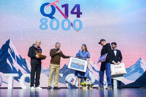 Кавказ.РФ наградил Николь Ковальчук годовым абонементом на размещение в альпинистском приюте на Эльбрусе.

Альпинистка стала второй россиянкой, поднявшейся на все 14 восьмитысячников следом за амбассадором «Эльбруса» Алиной Пековой. Вручение прошло во время торжественного вечера Федерации альпинизма России в Москве. Награду вместе с огромным снимком, сделанным из окна альпинистского приюта «Липрус» на высоте 3912 метров, вручил заместитель гендиректора Рустам Тапаев.

«Мы читали в ваших интервью, что мечтаете приобщить к восхождениям всю вашу большую семью. Уверен, что самый высокогорный курорт страны — лучшее для этого место. Знаю, что вы поднимались на Эльбрус в 2022 году в рамках программы «Семь вершин» и очень тепло о нашем курорте отзывались. Этот годовой абонемент на размещение в горном приюте Липрус — приглашение посмотреть на большие горы не только как на большую цель, но и воодушевляющий досуг в окружении самых близких. Мы вас будем ждать!» — обратился к восходительнице Рустам Тапаев.

Николь Ковальчук — жена олимпийского чемпиона по хоккею Ильи Ковальчука, мать четверых детей, певица и блогер. В мае текущего года выполнила программу четырнадцати восьмитысячников — самых высоких гор планеты. Параллельно с этим закрыла еще одну альпинистскую программу «Семь вершин» — высочайшие вершины семи континентов.

В списке «Клуба 14 вершин» первым представителем СНГ стал Денис Урубко. Урубко профессиональный альпинист, лауреат престижных премий. На покорение всех восьмитысячников у него ушло 9 лет.

В 2024 году «Клуб 14» пополнила первая представительница России Алина Пекова, уроженка Кабардино-Балкарии. Амбассадор курорта «Эльбрус» начала заниматься альпинизмом в 2017 году на своем домашнем курорте, а на все восьмитысячники поднялась менее чем за два года. В 2025 году в списке появилась и Николь Ковальчук.

Первооткрыватель «Клуба 14» итальянец Райнхольд Месснер на свои достижения потратил 16 лет. В целом, у профессионалов еще пару десятилетий назад уходило на это от восьми до пятнадцати лет. Многие именитые спортсмены так и не смогли взойти на все горы из списка.