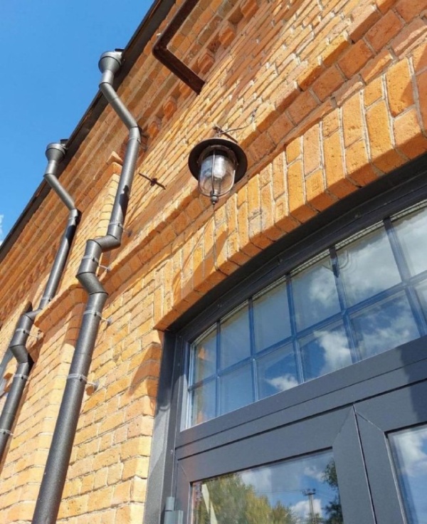 В городе Бузулук Оренбургской области в здании бывшей водозаборной станции 1904 года, открылся ресторан "Берега" - пример бережной работы с объектом культурного наследия. 

Кроме реставрации самого здания, воссоздана булыжная мостовая, а также оконные и дверные заполнения. В интерьеры ресторана добавлен местный контекст - одну из стен украшают копии артефактов Бузулукского общества водоснабжения. Новые пристройки к зданию выполнены без попытки придания "историчности" - честный лофт с фальцевой крышей и открытыми конструкциями.