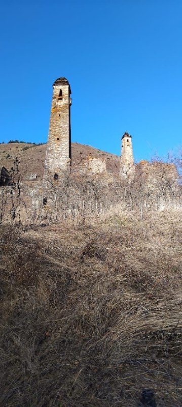 И.о. директора Джейрахско-Ассинского музея-заповедника Сампиев А.А. совершил инспекционную поездку к башенному комплексу «Хяни».

Башенный комплекс Хяни (Хаьни, Хани, Хени-инг.) – находится на горном склоне в центре Салгинского ущелья, у речки Чулхи. Строения относятся к XVI веку. Он включают в себя три боевые, три полубоевые и 11 жилых башен, соединенные между собой длинными каменными заградительными стенами. 

Боевые башни Хяни, шестиэтажные, достигающие высоту до 30 метров, со ступенчато-пирамидальным покрытием, являются яркими образцами периода развития и наивысшего расцвета строительного дела в Ингушетии и соседних регионах, они существенно выделяются на фоне аналогичных сооружений, прежде всего новизной форм, внешней красотой и изяществом конструктивных деталей.

Жилые башни, в плане прямоугольные или реже трапециевидные, располагали двумя или более этажами плоской крышей, с высоким парапетом.

Признанным и знаменитым мастером-строителем Средневековья был Хинг Ханиев из Хяни, также имелись прославленные ремесленники по изготовлению луков, стрел, арбалетов, пращей (например, Алпи Ханиев).

В 2011-2012 годах комплекс Хяни в пределах возможного был отреставрирован, к нему проложена гравийная дорога, и сейчас он является одним из достопримечательностей горной Ингушетии.
