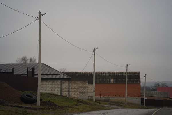 Энергетики завершили капремонт ЛЭП в с. Гази-Юрт.

Специалисты филиала  «Россети Северный Кавказ» – «Ингушэнерго» обновили линию электропередачи 0,4 кВ, которая снабжает электроэнергией 20 домов на улице Свободы.

Что сделано:
Заменено почти 900 метров устаревшего провода на современный самонесущий изолированный провод (СИП).
Новая проводка повышает надежность и безопасность энергоснабжения.

Преимущества новых линий:
Защита от коротких замыканий и обрывов даже при сильном ветре.
 Изоляция предотвращает обледенение и налипание снега.
Снижение рисков, связанных с нарушением правил электробезопасности.
 Пожаробезопасный провод российского производства обеспечивает стабильную подачу электричества.