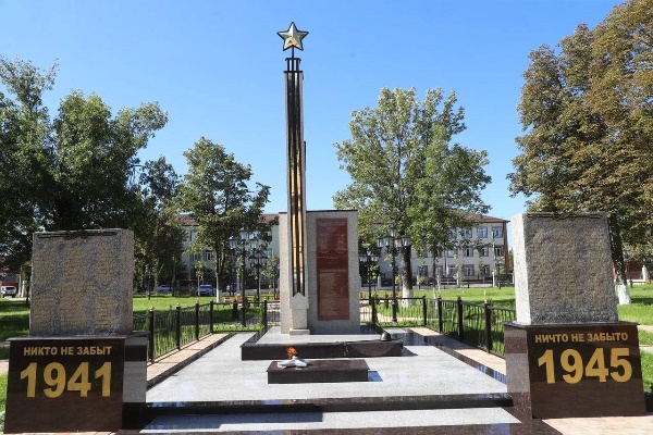 В Сунже открылся обновлённый парк «Памяти и славы».

Благоустройство охватило территорию более 10 тыс. кв. метров: высажены новые деревья и кустарники, установлены современные фонари, фонтан, скамейки, беседки и урны. Обустроена парковка, отреставрирована стела «Вечный огонь» протяжённостью 28 метров. 

 Благодаря возврату в муниципальную собственность трёх земельных участков площадь  свыше 5 200 кв. метров парк значительно расширился.

По словам Главы Ингушетии Махмуда-Али Калиматова, в Сунже продолжается комплексное благоустройство. Уже восстановлены Дворец культуры и городской стадион, впереди — реконструкция детского парка у пруда.