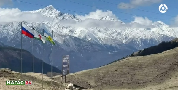 В Джейрахском районе проходят обучение альпинизму студенты пожарно-спасательного колледжа. 

В прошлом году между руководством альплагеря и суза был подписан договор об обучении будущих спасателей скалолазанию под руководством инструкторов "Кязи".

Для этого в альплагере созданы все условия. Палаточный городок со всеми коммуникациями и коммунальными услугами. Опытные инструкторы с навыками покорения разного рода вершин. Студенты пробудут в лагере несколько дней. За это время им предстоит пройти обучение от теории к практике. 