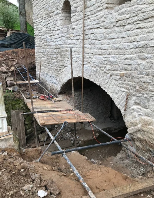 Продолжаются реставрационные работы по проекту "АСМ Групп"  на объекте культурного наследия федерального значения "Башня Нижних решеток" на территории Псково-Печерского монастыря в Печорах.
