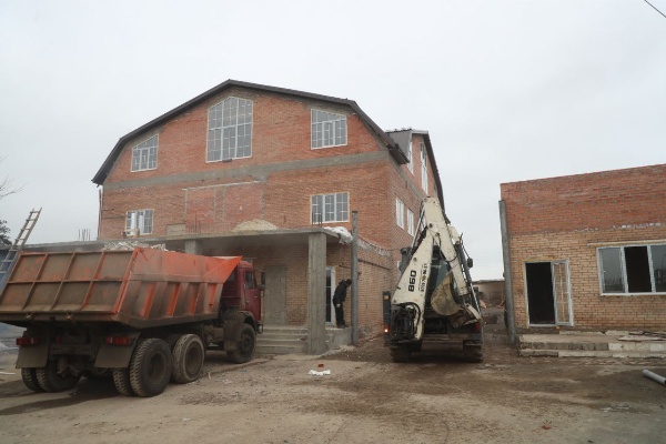 Major renovations are continuing at the Ingush State Youth Theater in Nazran.

What has already been done: walls and partitions have been erected, window units have been installed, the floor foundation has been poured, and the electrical wiring has been laid.

What's next: installation of heating and ventilation, installation of the stage, finishing work.

The work is being carried out as part of the national project “Family.” The cost is 207 million rubles. The area is more than 2,300 square meters.

