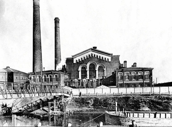 "АСМ Групп" завершает проектно-сметные работы по реставрации обьекта культурного наследия "Здания Общества электрического освещения. 1886" на набережной Обводного канала в Петербурге. Совместный проект с КБ "ВИПС" и "УРБИС" предусматривает реставрацию исторических кирпичных построек и их приспособление под современное использование.

Здания электрической станции начали строится в 1897 году и были торжественно открыты 16 ноября 1898 года. Все оборудование поставлялось фирмой "Сименс и Гальске". К 1916 году станция вырабатывала более половины электроэнергии, потреблявшейся городом.