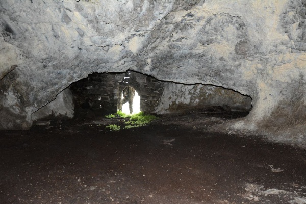 Сотрудники Джейрахско-Ассинского музея-заповедника, в рамках плана работы по выявлению и учету ранее неучтенных памятников архитектуры, и партнеры учреждения, в рамках внедрения на территории музея-заповедника Национальной системы управления объектами и безопасностью «Территория», провели совместные исследования наскальных строений пещерного типа на южном склоне Столовой горы в Джейрахском районе.

В результате проведенных мероприятий, определены локации 6 строений, произведены замеры фронтальных и внутренних частей помещений, произведена фотофиксация.

Так, сотрудниками музея-заповедника в процессе работы были отмечены следующие интересные детали наскальных строений:

Фронтальная часть первого строения представлена сплошной кладкой арочной формы, закрывающей вход в пещеру, имеется входной проем и маленькое окно над проемом.

У второго строения имеются около десятка маленьких отверстий, вероятно бойниц по всей площади фронтальной стены.

Лицевая часть четвертого строения состоит из двух кладок, разделяемых скальной породой. Кладки закрывают две соединенные между собой пещеры. Напротив входного проема есть углубление в скальную часть глубиной 6,7 м, высотой не более 1,5 м., на стене заметны выступы для перекрытий второго яруса.

В левой части шестого строения наблюдается углубление, образующее отдельное помещение, глубина которого составляет 7,7 м, ширина – 4,2 м.
         
Это промежуточные результаты проведенных исследований, работа в этом направлении продолжается, по неуточненным данным на склонах Столовой горы имеются около трех десятков наскальных строений, они все будут учтены и Приказом Комитета государственной охраны объектов культурного наследия республики Ингушетия поставлены на государственный учет.  