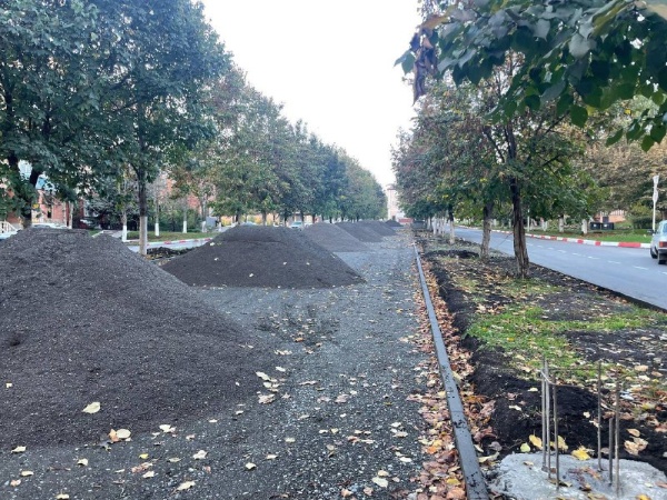 Партдесант «Единой России» провел мониторинг общественной территории по проспекту Базоркина в Назрани.

Член Генерального совета, секретарь местного отделения партии в г. Назрань Юсуп Богатырев совместно с депутатами Городского совета провел инспекционный выезд на общественную территорию, где в настоящее время осуществляется благоустройство в рамках реализации федерального проекта "Городская среда".

На данный момент работа по благоустройству территории продолжается - более 50% брусчатки уложено, подрядчиком заказаны арки и скамейки, поставлен бордюрный камень.

Целью выезда стало ознакомление и контроль за качеством выполнения ремонтных и строительных работ. Визит позволил оценить текущее состояние территории, а также выявить возможные вопросы и необходимость внесения корректив в процесс благоустройства.

Партийцы обсудили с рабочими моменты, касающиеся сроков завершения работ, а также планируемые мероприятия по озеленению и установке архитектурных форм.

«Благоустройство общественных территорий — это важный шаг к созданию комфортной городской среды. Мы должны постоянно контролировать этот процесс и обеспечивать высокое качество выполнения работ»,
 — подчеркнул Богатырев.

В завершение мероприятия представители партии выразили уверенность в том, что благоустроенная территория станет местом притяжения для жителей города и будет способствовать развитию общественных активностей.