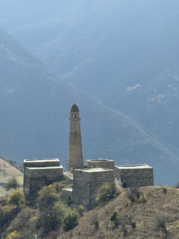 Средневековый башенный комплекс замкового типа "Харпе" в 70-е гг и сейчас. 

Находится на отроге горы Маьт-Лоам в Джейрахском ущелье Ингушетии. 

Кстати, проект реставрации комплекса от "АСМ Групп" стал номинантом VII Международного конкурса в области архитектуры "Золотой Трезини 2024" в номинации "Лучший реализованный проект реставрации".