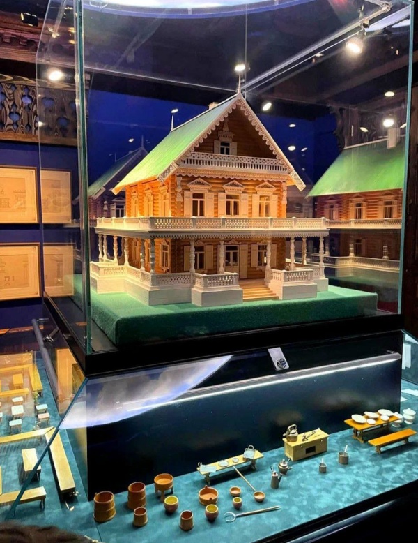 В парке Петергофа на Правленской улице, 1, открыты двери музея "Государевы потехи".

В девяти залах представлена масштабная экспозиция, посвященная придворной культуре праздников и развлечений. В экспозиции можно увидеть личные вещи императора Петра I, императорские велосипеды, медали и театральные костюмы. Маршрут экспозиции продуман, качество великолепное.