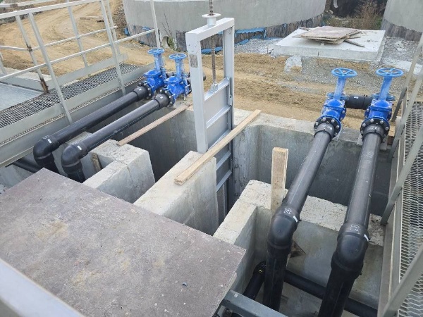 В Сунже строят современные очистные сооружения.

Работы идут с опережением графика.

Что уже сделано в 2025 году:
Монтаж технологического оборудования;
Укладка напольной плитки;
Монтаж отопления и канализации;
Работы в производственном корпусе.

Что идет сейчас:
Кровельные работы;
Укладка канализационного коллектора;
Прокладка инженерных сетей;
Монтаж сэндвич-панелей здания доочистки;
Устройство приямка;
Монтаж оборудования денитрификатора-аэротенка.

На объекте задействованы 34 работника и 6 единиц техники.

Новые очистные сооружения решат проблему водоотведения и очистки сточных вод.