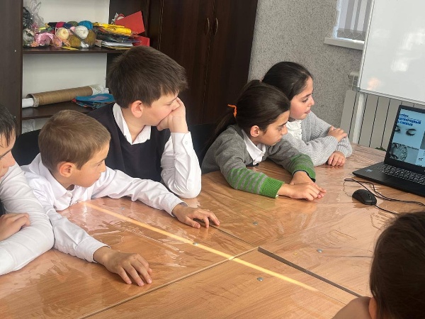 18.11.2025г. методист Дома культуры Точиева З.М. провела с детьми НОШ беседу-презентацию "Международный день слепых".

Ежегодно 13 ноября во всем мире отмечается Международный день слепых. Это не просто календарная дата, а важное событие, главная цель которого - привлечение внимания общества к жизни и проблемам людей с полной или частичной потерей зрения.