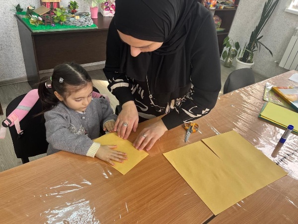 Мастер‑класс по созданию открыток к 8 Марта.

В преддверии Международного женского дня художественный руководитель Дома культуры с. п. Ляжги Газдиева М. Р провела мастер‑класс в кружке декоративно‑прикладного искусства.

Участники занятия освоили техники оформления праздничных открыток и создали уникальные работы своими руками — с любовью и заботой для самых дорогих людей.