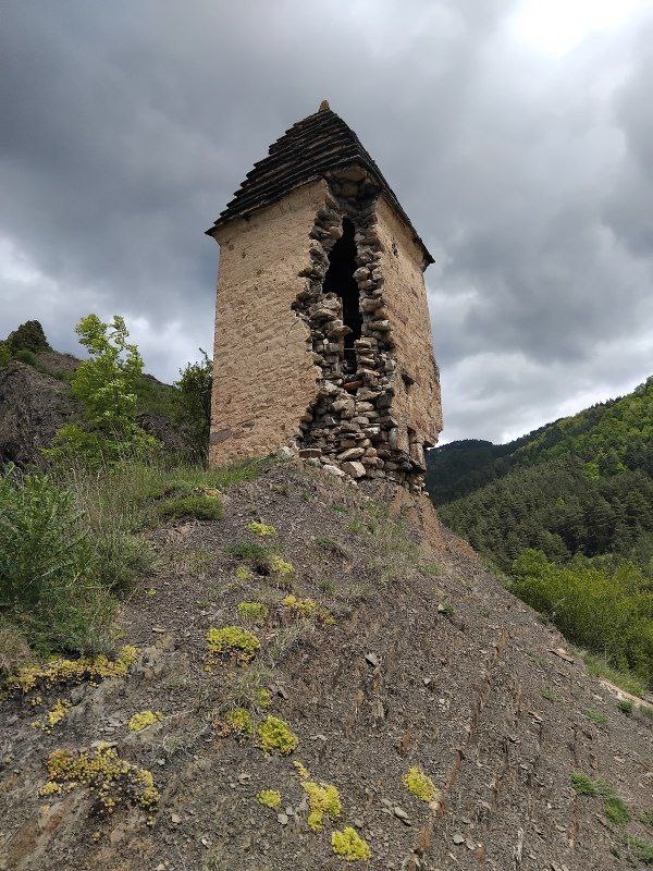 В Джейрахском районе Ингушетии  проведены противоаварийные работы по спасению разрушающегося склепа Меллер. 
 
Уникальная башнеобразная склеповая усыпальница с артефактами была на грани разрушения и безвозвратной потери. 

Склеп расположен в труднодоступном месте - на окраине башенного комплекса "Меллер", склеп трёхъярусный, высота его 9 метров, со ступенчато-пирамидальной кровлей, возведение которой в древности считалось верхом строительного искусства. 

Было повреждено скальное основание объекта и обрушены углы, что ставило под угрозу его устойчивость. 

Была разработана и одобрена научно-проектная документация, согласно которой были проведены восстановительные работы. 

Сохранение этого склепа являлось принципиальной задачей для властей республики, так как он являлся одним из самых крупных сохранившимся наземных могильников, что повышало его историческую значимость. 