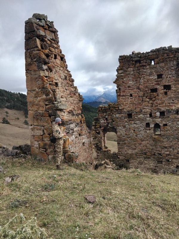 Сотрудники Джейрахско-Ассинского музея-заповедника совместно со специалистами проектной организации АСМ ГРУПП совершили инспекционную поездку в башенный комплекс «Нийкоате», где проходят плановые работы по выявлению, фиксации и учету всех объектов культурного наследия.  

Средневековое башенное поселение «Нийкоате» расположено в Джейрахском районе, восточнее «Ний» и севернее "Цизды",  административно входит в сельское поселение «Гули». На территории города-поселения имеется множество исторических объектов, это и жилые башни, мавзолеи, раннемусульманское кладбище, благоустроенный природный родник, руины каменных построек и др., которые, к сожалению, в силу объективных причин, не все состоят на государственном учете. И сегодня, как мы видим, проводится огромная работа по их восполнению. Состояние всех объектов аварийное.

Как известно, инвентаризация ОКН является одной из необходимых составляющих комплексного изучения памятников, она проводится с целью сохранения и популяризации объектов культурного наследия, а также для обеспечения их целостности.  В этом году аналогичная работа проведена на 30 башенных комплексах горной Ингушетии.
