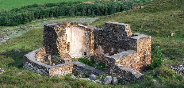 На левом берегу Ассы, напротив комплекса Таргим, находится полуразрушенный крупный языческий храм Альби-Ерды. По данным радиоуглеродного исследования, памятник был построен в период с 668 по 974 гг, таким образом, он входит в число самых древних храмов на Северном Кавказе. Храм имеет структуру трехцерковной базилики, распространенной в грузинской христианской архитектуре. Продолговатое четырехугольное помещение (14х8 м) с трех сторон окружает галерея с боковыми приделами.

Альби-Ерды впервые был обследован В. Ф. Миллером, сохранилось его краткое описание и план. «Это небольшое сооружение в виде прямоугольника, которого длина не превышает 13, а ширина 8 шагов. Крыша давно провалилась и засыпала внутренность здания. На восточной стороне внутри видны следы алтарного абсида и окно с полукруглым сводом, в южной стене проделаны 2 окна и между ними низкая и широкая дверь; на западной стороне высоко виднеется окно, северная стена глухая».

Альби-Ерды осматривался Л. П. Семеновым и И. П. Щеблыкиным, В. И. Марковиным, М. Б. Мужухоевым. В 1990 г. М. Б. Мужухоевым при проведении раскопок было обнаружено, что Алби-Ерды, как и Тхаба-Ерды, имел приделы с юга и севера. Южный придел имел свой алтарь, с повышенным на одну ступень уровнем пола и скамьи для сидения с обеих сторон. Придел соединялся с центральной частью проемом и имел отдельный вход с запада. Северный придел также имел свой алтарь и соединялся проемом с центральным объемом. Отдельного входа не было.

Стены сложены правильными рядами из плитняка, красноватого цвета. Крыша рухнула на всем протяжении, сохранилась часть свода над алтарем. Изнутри все стены покрыты толстым, ровным слоем штукатурки белого цвета; под последним слоем местами можно наблюдать еще два слоя более старой штукатурки желтого и красноватого цветов. С запада к зданию примыкал открытый дворик, также сложенный на растворе и одномоментный храму. Лучше всего облицовка сохранилась на алтарной стене, снаружи она просматривается только на отдельных участках кладки.

Стены здания сейчас разной степени сохранности, из них наибольшей высоты от уровня древнего пола достигают поперечные. Храм, очевидно, имел двускатную кровлю. На это указывают и остатки карниза, прослеженные вдоль продольной южной стены и расположенные на высоте 3,20 м от основания. Материалом покрытия кровли, вероятнее всего, служили уплощенные каменные плиты, которые обнаружены М. Б. Мужухоевым в большом числе при расчистке завала в помещении. Сохранившийся полностью световой проем в алтаре (высота 1,05 м) имеет полукруглое арочное завершение, образованное цельной плитой из хорошо обработанного серого песчаника.

В помещение храма ведет вход с южной стороны, смещенный к западной стене. Он имеет изнутри дугообразный верх, выложенный в технике ложного свода из девяти тесаных песчаниковых плит. Снаружи вход перекрыт горизонтально одним большим камнем, который вделан в толщу стены таким образом, что закрывает верхнюю округлую часть дверного проема. Ширина входа 1,03 м, внутренняя высота 2,10 м.

Находится в границах территории Джейрахско-Ассинского музея-заповедника. Подлежит государственной охране.

