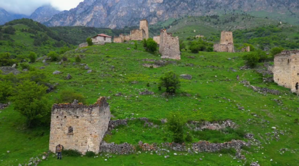 Башенное поселение Эгикал горной Ингушетии. 

Один из крупнейших, наиболее часто посещаемых, а также один из самых узнаваемых и популярных башенных комплексов горной Ингушетии. 

Расположен на южном склоне горы Ц1ей-Лоам, в 2 км от реки Ассы. 

Эгикал имеет более ста различных по типу построек: боевые, полубоевые, жилые башни, святилища, сиелинги, мавзолеи, склепы - круглые, башнеобразные, наземные и подземные. 
 
История комплекса уходит глубоко вглубь веков. 

Находится под охраной государства. 