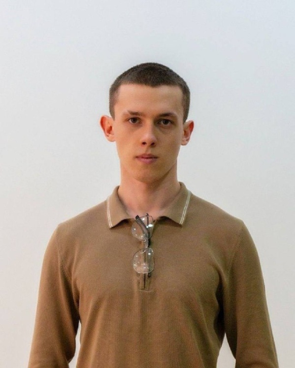 Студенты ПГУ среди победителей федерального конкурса «Студенческий стартап».

Сергей Куфенко и Вячеслав Колесников, студенты направления «Инноватика» ПГУ, вошли в число победителей престижного федерального конкурса.

В этом году было подано более 11,6 тысячи заявок из 75 регионов страны и более 320 университетов. Среди такой конкуренции проекты наших ребят в сфере цифровых технологий получили поддержку для реализации.

Победа студентов ПГУ – это вклад в достижение национальной цели технологического лидерства России. Университет создаёт возможности не только для получения знаний, но и для воплощения инновационных идей в реальные проекты.