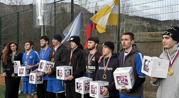 Сборная ПГУ по футболу – победители кубка главы г. Кисловодска

25 января в честь празднования Дня студента был организован первый фиджитал-турнир главы города Кисловодска, в котором сборная университета одержала яркую победу, а также команда СПО ИЮиИ и ИРГЯИиГТ заняла 4 место. 

В соревнованиях приняли участие восемь команд из разных учебных заведений Ставрополья, что сделало турнир масштабным и конкурентным. Сборная продемонстрировала высокий уровень подготовки, сплочённость и волю к победе, уверенно завоевав первое место.