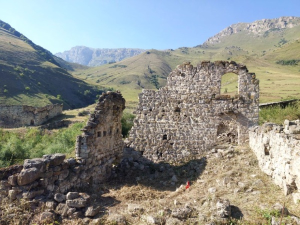 Команда "АСМ Групп" в рамках продолжающейся Программы по выявлению объектов культурного наследия Республики Ингушетия исследовала средневековый башенный комплекс Мецхал в горной Ингушетии. В процессе исследований выявлены основание 1 боевой башни, 1 полубоевая башня и 16 жилых башен, 5 склепов и 40 стел, а также 3 родника и различные хозяйственные постройки. Все объекты находятся в аварийном состоянии.

Партнеры проекта - Благотворительные фонды "САФМАР" и "Возрождение".
