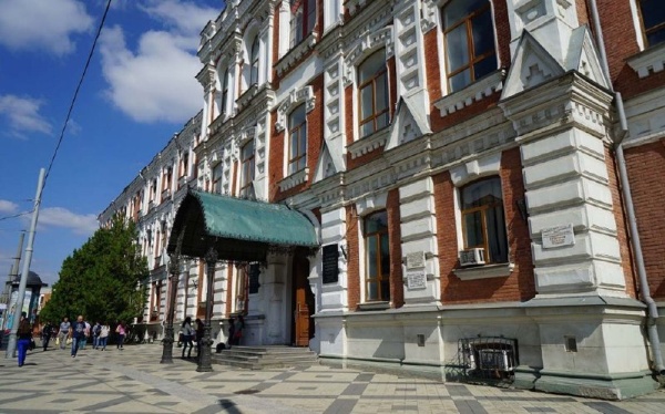 В Краснодаре, на улице Седова, продолжаются реставрационные работы на обьекте культурного наследия "Епархиальное училище", где сегодня расположена Медицинская академия. После завершения в прошлом году реставрации фасадов, работы в интерьерах училища продолжаются, - воссоздана историческая лестница, штукатурный слой стен и потолков лестничных клеток, чугунные ограждения, покрытия полов и дверные заполнения.

Историческое здание построено в 1901 году по проекту арх. Василия Филиппова, как Екатеринодарское епархиальное училище. В период гражданской войны здесь размещался госпиталь. В годы Великой Отечественной войны в период оккупации Краснодара, здание было частично разрушено, но восстановлено в 1947-1952 годах.