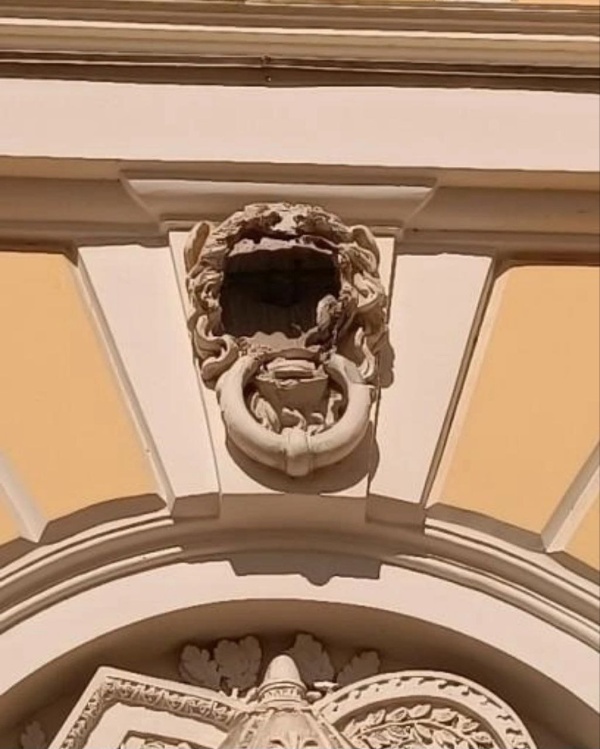 Русский музей показал состояние фасадов и крыш и начал искать подрядчика для проведения комплексных научных исследований и разработки проектной документации для реставрации крыши и главного фасада всемирно известного музея.

Главный корпус Русского музея построен в 1825 году по проекту арх. Карла Росси для великого князя Михаила Павловича Романова. В конце XIX века частично перестроен по проекту арх. В.Свиньина.