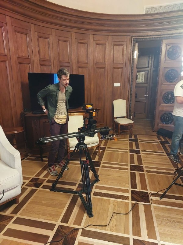 Начаты сьемки документального фильма про историю банкиров семьи Вавельберг, архитектора Перетятковича, построившего уникальный "Банкирский дом Вавельберга" на Невском проспекте в Санкт-Петербурге и конечно про архитекторов "АСМ Групп", отреставрировавших старинное здание и приспособивших его под суперсовременнный отель. 

Сьемки начаты в отеле "WAWELBERG" и продолжатся 6 июня в офисе "АСМ Групп".
