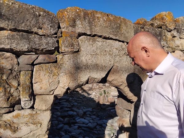 Руководитель Комитета Государственной охраны объектов культурного наследия Кодзоев Т. У. и и.о. директора ГКУ «Джейрахско-Ассинский музей-заповедник» Сампиев А.А. приняли участие в мероприятии по случаю завершения реставрационных работ башенного комплекса «Гоуст», в ходе которого был восстановлен исторический ансамбль, состоящий из трех башен.

Благодаря своевременно проведенным работам, комплекс вновь радует нас своим величием и старинной архитектурой.

Руководители учреждений также, в рамках плана работы по надзору за проведением реставрационных, консервационных и противоаварийных работ, направленных на сохранение историко-архитектурных объектов горной Ингушетии, посетили башенный комплекс «Нижний Пуй», где начаты и активно ведутся восстановительные работы специалистами реставрационной компанией ООО «Наследие».

Партнером проекта является благотворительный фонд М. Гуцериева «Сафмар».