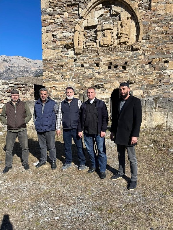 31 октября 2024 г.,  сотрудники НИИ гуманитарных наук им. Чаха Ахриева и Джейрахско-Ассинского музея-заповедника, под руководством исследователя Алихана Ахриева, в рамках двухстороннего соглашения о совместном сотрудничестве, совершили экспедицию к храму Тхаба-Ерды, с целью проведения исследования.

Предметом исследования являются иконография и декор храма и его интерпретация.

«У любого большого проекта (к коему всегда относится строительство объекта национального масштаба) должно быть как инфраструктурное обоснование, так и теоретическое. Если по первому все более–менее ясно (Храм Тхаба Ерды занимает невероятно удачное место – выбор которого продиктован не только соображениями красоты пейзажа, но и стратегическими целями – мимо него пролегал знаменитый в древности Великий Шелковый путь, он находится в центре расселения ингушских племен и все дороги ведут к нему), то с теорией ясности нет. По теории ингушской архитектуры вообще нет ни одной работы. Разумеется, особое значение для понимания теоретических основ имеют письменные источники. При их отсутствии (именно этот случай мы имеем с Тхаба Ерды и башенной архитектурой ингушей) на первый план выходит иконография. Иконографическая программа исследуемого Храма очень богата, но совершенно не изучена» - отмечает исследователь А. Ахриев.

Сотрудниками была произведена фотофиксация, совершен полный осмотр и анализ современного состояния известного памятника, сделаны необходимые замеры. 

Основной целью экспедиции, как было отмечено ранее, было изучение декора Главной Святыни ингушского народа, которым он «щедро украшен… в виде карнизов, бордюров и других деталей, выполненных искусным мастером по мягкому известковому конгломерату.

«Не все эти украшения являются облицовкой стен, появившейся уже после их возведения (подобно плитам ктиторской композиции на западном фасаде). Некоторые из них изваяны, вырезаны, выцарапаны на выступах камней кладки, создавая конструктивное и архитектурное целое с фасадом. Особое внимание привлекла каменная плитка, изображающая человека в позе обращения к Богу (орант). До последнего времени в литературе она не описана, как и весь остальной декор с Южной стены. По этой причине мы ограничились рассмотрением декора с южного фасада Главного Храма ингушского народа.

На южном фасаде Храма Тхаба Ерды более десятка элементов заслуживают особо пристального внимания. Эти элементы, располагающиеся на первый взгляд, хаотично, на самом деле встроены в кладку стены в определенном порядке, что говорит об их связи между собой и о том, что чтение каждого из этих знаков имеет смысл в общем контексте. Элементы расположены по горизонтали на двух уровнях (поясах I, II). В нижнем  – всего три элемента, центральный из которых входная арка.

Верхний пояс иконографической программы южного фасада Храма Тхаба Ерды очень информативен. К нему относятся три изображения находящихся на одной линии, самый крайний справа из которых – орант наиболее интересен. Все три объединяет еще и то, что на них изображен человек.

Здесь же мы видим схематическое изображение, отдаленно напоминающее всадника (В.И. Марковин определил его как «петроглиф в виде едущего всадника»). На одной линии с ним – вполне художественный образ, довольно точно передающий идею автора. Удачная попытка интерпретации этих образов может дать ответ на вопрос о том, являются ли эти знаки отдельными изображениями, не имеющими связи друг с другом или все–таки это знаки единого текста, который должен был быть прочитан древним паломником, пришедшим на поклон к Храму» - делится своими, на наш взгляд, ценными наблюдениями ученый.

Мы надеемся, что совместно проведенные поисково-изыскательные мероприятия на объекте, могут внести ясность в этот вопрос и результатом его станет оригинальная интерпретация всех трех образов с верхнего яруса южного фасада, в целом, очень богатой иконологической программы Храма Тхаба Ерды.