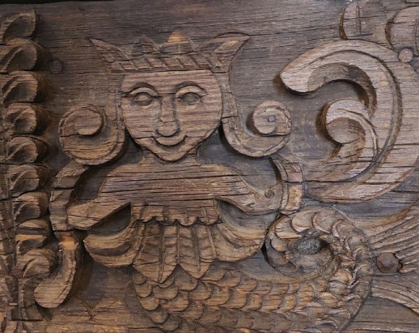 Русская резьба по дереву достаточно широко представлена в Российском Этнографическом музее в Санкт-Петербурге. Фронтоны, наличники, сандрики и прочие архитектурные элементы, собранные в музее заставляют задуматься о символике и сказочных персонажах.