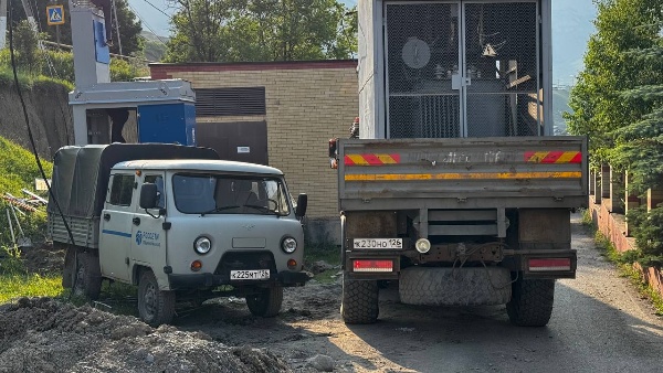 В с.п. Джейрах, на пер.Цурова  начаты работы по замене старого  трансформатора на новый. 

Всего за 2024-25 гг. в с.п. Джейрах и с. Армхи установлено 8  новых трансформаторных подстанций. Также установлены более 100 уличных светодиодных светильников и проведено более 2 километров линии электропередач (ЛЭП). 

Модернизация сети обусловлена необходимостью повышения качества электроэнергии и обеспечением доступности подключения новых потребителей.