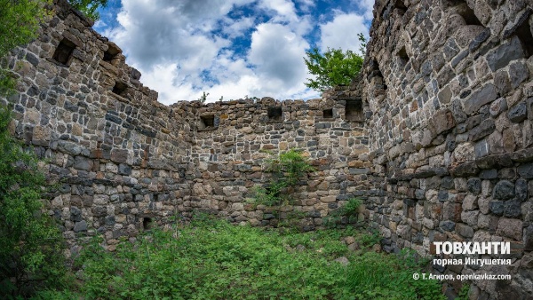 Башенная усадьба «Товханти» расположена напротив комплекса Меллери, на западном склоне горы. Она  состоит из 1 двухэтажной жилой башни "Зовр-г1ала", с восточной стороны  к которой пристроен дворик и одного ядрообразного мавзолея.

Высота башни около 5 метров, крыша отсутствует, ширина южной стены - 6 м., восточной - 8.5 м. Вход в башню расположен с восточной стороны и имеет сводчатые двери на оба этажа. Своды из цельных камней относительно хорошей сохранности.

Южная стена на втором этаже имеет 1 большое окно и 2 маленькие бойницы. Восточная стена имеет 2 арочные двери, 1 окно, 2 бойницы, одна из которых направлена на вход первого этажа.

У башни хорошо сохранились конструктивные детали:  оконные проёмы, ниши, бойницы, которые имеются на всех стенах объекта.
      
Особое значение для истории республики, на наш взгляд, представляет ядрообразный мавзолей, возведенный в конце 18 века и расположенный в 15 метрах южнее башни, он сохранился на всю высоту ( около 3 метров).  

Хочется привести одно интересное предание, которое записывается впервые со слов местных жителей.  Оно гласит, что усадьба появилась позже башни Меллер, также известно, что житель  башни покинул это место.
        
Далее, в этом предании повествуется о том, что владелец этой усадьбы, по окончании строительства  башни и мавзолея, собрал людей близлежащих сёл и продемонстрировал работу мастера. А посмотреть было на что: башня была очень красивой, со множеством бойниц, окон, ниш, а также сводчатых дверных проемов и других конструктивных элементов.

Также житель башни похвастался тем, что на своих землях он собирает по два урожая за год. Среди приглашенных был один незрячий старец из с.Меллер, которому не понравились успехи соседа и с целью выжить его с этих мест, он ему посоветовал обработать земли топленным маслом, для того, чтобы они приносили ему по три урожая за год.

Владелец усадьбы будучи очень  трудолюбивым и простодушным человеком, внял его совету и обработал свои земли маслом. В итоге, земля перестала приносить урожай и лишившись её, житель башни  был вынужден покинуть эти места, так как, раньше единственным источником пропитания была только земля.  И с тех пор, туда никто не заселялся.

Находится в границах территории Джейрахско-Ассинского музея-заповедника.