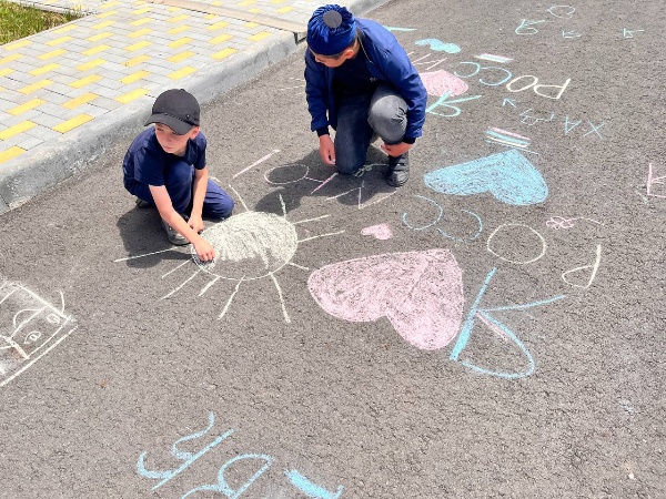 После концерта работники ДК провели для детей конкурс рисунков на асфальте «12 июня – День России». Перед жюри стояла непростая задача — выбрать из большого количества талантливых работ ту, которая бы полностью соответствовала заявленной теме и условиям конкурса, а также отличалась искренностью и оригинальностью. 

Первое место одержал рисунок сестер Салимы и Самиры Евкуровых, второе место разделили работы Евкуровой Хадижи и трио Ясмины Котиевой и сестер Сафии и Сальмы Батыровых, третьим местом отмечено творчество Евкурова Сайфуллы и Евкурова Магомеда. Победителям вручили памятные подарки, а худрук Точиева М. И. купила детям утешительное мороженое.