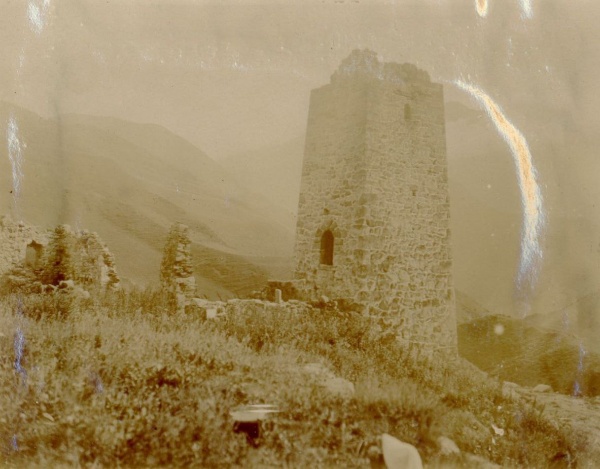 Музей им. Щусева передал историкам "АСМ Групп" уникальную фотографию начала ХХ века, атрибутированную как башенный комплекс "Гоуст" в горной Ингушетии. Потихоньку, с большим трудом, история уникальных комплексов возвращается на родину башен.

Партнеры проекта - Благотворительные фонды "САФМАР" и "Возрождение".