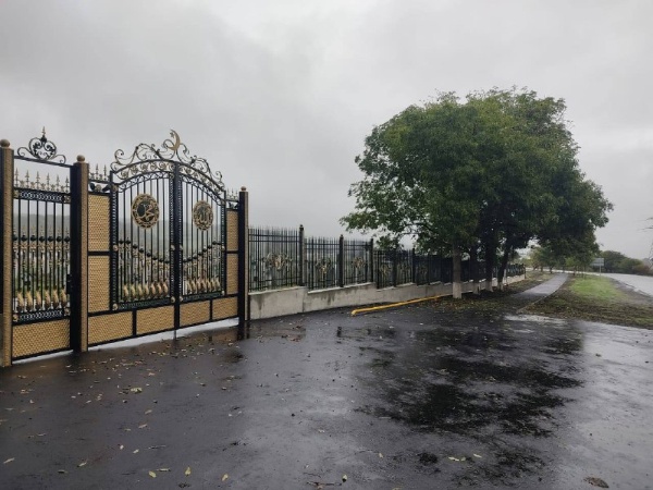 В селе Алхасты завершились работы по благоустройству двух кладбищ. 

Это часть третьего этапа масштабной программы по реконструкции мест захоронений в республике.

На территории обустроены молельная комната, хозяйственные помещения для хранения инвентаря, установлены ограждения, проложены пешеходные дорожки и оборудованы парковочные зоны с удобными подъездами.

Проект реализован при поддержке президента группы «САФМАР» Микаила Гуцериева и Главы региона Махмуда-Али Калиматова.

Напомним, что в 2023 году фонд «Возрождение», созданный Микаилом Гуцериевым, профинансировал обновление порядка ста кладбищ и объектов духовного значения. В рамках текущего этапа работы планируется благоустроить ещё 20 кладбищ.