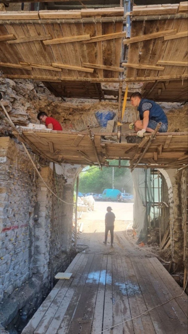 Активно продолжаются реставрационные работы по проекту "АСМ Групп" на объекте культурного наследия федерального значения "Башня Нижних решеток" на территории Псково-Печерского монастыря.

Руководство работами - АНО "Возрождение"