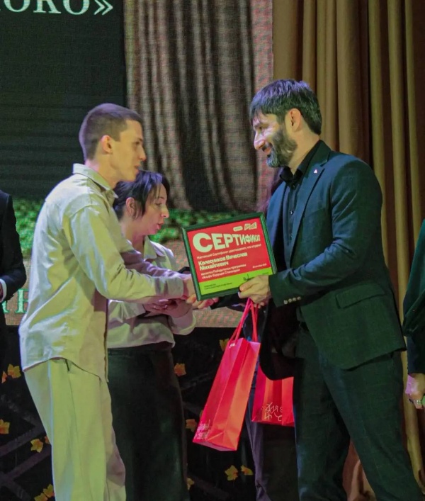 6 студентов ПГУ, а также преподаватель кафедры словесности и педагогических технологий филологического образования ИПРиМ Парсегян Нина Минасовна стали победителем грантового конкурса «Альфа-Будущее.Гранты».

Торжественная церемония награждения прошла на прошлой неделе при участии представителя АО «Альфа-Банка» Тимура Сосланбековича Пшунова.

Событие стало частью «Альфа-Будущего» – образовательной платформы, цель которой развитие талантливой молодёжи и преподавателей, улучшение инфраструктуры учебных заведений и внедрение передовых образовательных технологий. 

Платформа объединяет более 3 млн студентов и 300 вузов по всей стране. «Альфа-Будущее» – это гранты и стипендии, всероссийские хакатоны, магистратуры, кафедры и международные школы.