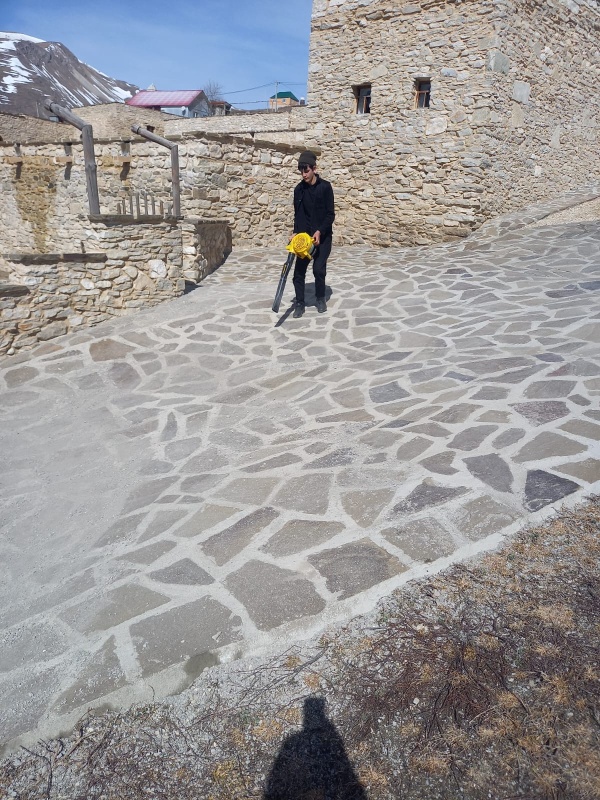 На территории Хойского историко-архитектурного комплекса состоялся субботник. Сотрудники музея подготовили музейный комплекс к принятию новых гостей.

В ходе субботника были проведены работы по благоустройству территории и уборке помещений.