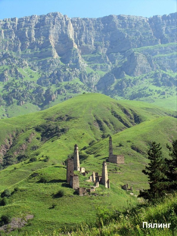 Самоназвание ингушей «гIалгIай», по мнению ряда исследователей, этимологизируется как «строитель», «житель башен». Подтверждается это и этногенетическими преданиями соседних народов, а также конструктивными особенностями архитектуры, подчеркивающими единство их происхождения.    Известные кавказоведы Е.И. Крупнов, И.В. Щеблыкин, В.И. Морковин считают, что родоначальниками башенного строительства в горной зоне, охватывающей территории современных Ингушетии, Чечни, Северной Осетии и горной части Восточной Грузии, являются предки ингушей.

Ингуши называли людей, умевших искусно обращаться с камнем, «тIоговзанче», (букв. «знающий хитрости камня»). Секреты строительного мастерства бережно хранились в семьях и передавались из поколения в поколение. Строители имели особый статус в ингушском обществе, они не подпадали даже под кровную месть, поскольку считались особо значимыми для общества людьми (мехкнах). Строительство башен требовало высокого мастерства, опыта, знаний и технических навыков.
Признанными и знаменитыми мастерами-строителями Средневековья были Янд из сел. Эрзи, Дуго Ахриев, Дяци Льянов и Хазби Цуров из сел. Фуртоуг, Баки Барханоев из сел. Бархане, Ерда Дударов из сел. Верхний Хули, Арсамак Евлоев из сел. Йовли, Хинг Ханиев из сел. Хяни, Тет-Батык Эльдиев из сел. Таргим, Баркинхоевы из сел. Верхний, Средний и Нижний Оздик.

Творения этих мастеров поражают своей монументальностью и сейчас.

Среди ученых нет единства в вопросе об их датировке, но предположительно эти архитектурные сооружения относят к XIII–XIV вв. Известный кавказовед Е.И. Крупнов писал: «Ингушские боевые башни воув являются в подлинном смысле вершиной архитектурного и строительного мастерства древнего населения края, они поражают простотой формы, монументальностью и строгим
изяществом. Боевые башни Ингушетии — высокие образцы техники и строительного искусства того времени»
О строительстве многих родовых башен остались различные предания, которые зафиксированы в ингушских сказаниях и легендах. Так, существует легенда и о строительстве башни, которую сфотографировал в разных ракурсах Ю.Ю. Карпов в 1989 г. Ингушская легенда гласит, что Чур и его четверо сыновей жили в Джерахе. Братья договорились построить боевую башню. Они положили чашу и стали возводить башню. Строитель, которого они наняли, был из галгаевцев. Он согласился воздвигнуть башню за шестьдесят быков и коров, которым было по три-четыре года. Мастер построил башню,
поставил над нею завершающий замковый камень и сказал, что не сойдет на землю до тех пор, пока ему не дадут еще одну корову сверх уговоренной платы.

Его просьбу пришлись удовлетворить, ибо, если бы его долго продержали на башне, он мог бы ослабнуть, свалиться и разбиться. По обычаю, в таких случаях хозяева несли ответственность за погибшего при строительстве и могли подвергнуться кровной мести. Получив согласие, мастер потребовал, чтобы все перешли на другую сторону ущелья, а по эту сторону оставили коров, положенных ему за работу. Просьбу мастера исполнили и позволили ему уйти с миром [Дахкильгов]. Отметим, что только сильные ингушские роды имели свои башни, поэтому к их строительству относились со всей ответственностью.
Возведение башни нужно было закончить в течение одного года, иначе род считался слабым и терял уважение в обществе.

Богата башенная архитектура горной Ингушетии и памятниками языческого периода. Святилище Мятцили расположено на вершине столовой горы на юге Ингушетии, на высоте 3000 м над уровнем моря.

Святилище было возведено в честь бога плодородия, великого обилия, благополучия и справедливости Мат-цели.

В горной Ингушетии множество склепов, и это неудивительно. Предки ингушей говорили: «Человеку при жизни нужна башня, а после смерти склеп». У всех ингушских родов были свои боевые башни и свой склепы. В склепах хоронили только представителей своего рода, чужих увозили туда, где они жили. Погребение в склепах совершали приблизительно до середины XIX в. Известны склепы различных видов — подземные, полуподземные и наземные.

Традиции обработки камня живы и в наши дни. В каждом населенном пункте равнинной части Ингушетии можно увидеть дома и заборы, построенные из горного камня мастерами каменного зодчества.

Ингушский народ бережно хранит уникальные памятники ингушского зодчества, используя полностью или частично некоторые элементы декора и композиции материальной культуры предков.

(Из научной публикации М.С.-Г. Албогачиевой, М.Т. Бежиташвили

«Башенная архитектура Горной Ингушетии» (по материалам Музея антропологии и этнографии (Кунсткамеры) РАН и Национального музея Грузии))