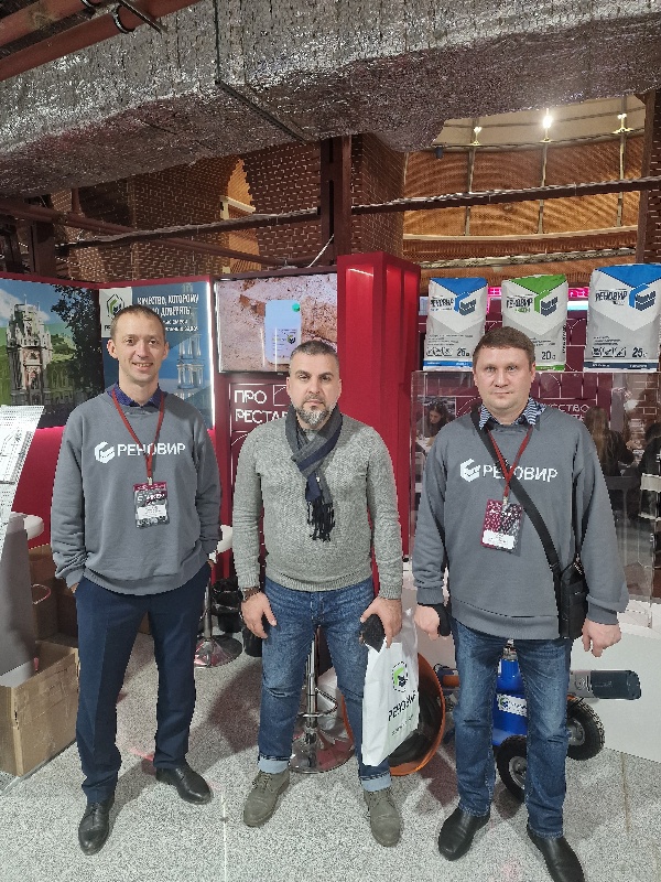 С 28 ноября по 1 декабря 2024 года в Москве прошла III выставка «ПРОреставрация. Импортозамещение в реставрационных материалах и технологиях».

Открытие прошло в Круговом депо Николаевской железной дороги. Ее организаторами является Российская ассоциация реставраторов: https://rosrest.com/ при поддержке Правительства Москвы.

Выставка представляет собой важное мероприятие для профессионалов реставрационной отрасли.

Сотрудник ГБУ «Аргунский музей-заповедник» Тамирлан Солтагиреев посетил ее с целью обмена профессиональным опытом с организаторами.
В ее рамках также обсудили и продемонстрировали отечественные материалы и методики реставрации, восстановление старинных технологий и новые подходы к сохранению объектов культурного наследия в современных условиях.

Выставка была интересна широкой аудитории, включая молодежь и детей. В программе разработали несколько ключевых зон: экспозицию, творческие мастерские, лекторий и площадку для проведения профессиональных соревнований среди молодых реставраторов.

