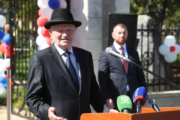 В Сунже открылся обновлённый парк «Памяти и славы».

Благоустройство охватило территорию более 10 тыс. кв. метров: высажены новые деревья и кустарники, установлены современные фонари, фонтан, скамейки, беседки и урны. Обустроена парковка, отреставрирована стела «Вечный огонь» протяжённостью 28 метров. 

 Благодаря возврату в муниципальную собственность трёх земельных участков площадь  свыше 5 200 кв. метров парк значительно расширился.

По словам Главы Ингушетии Махмуда-Али Калиматова, в Сунже продолжается комплексное благоустройство. Уже восстановлены Дворец культуры и городской стадион, впереди — реконструкция детского парка у пруда.