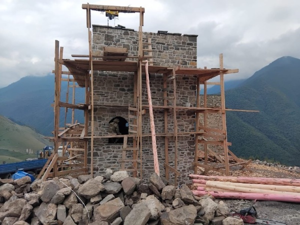 И.о. директора музея-заповедника Сампиев А.А., в рамках проведения надзора за проведением реставрационных, консервационных и противоаварийных работ, направленных на сохранение историко-архитектурных объектов горной Ингушетии, совершил инспекционную поездку к башенным комплексам «Морч» и «Хьамишки», где проходят восстановительные работы по согласованным проектам «АСМ Групп». Специалисты которых также проводят авторский контроль проводимых работ.

Так, например, в ходе проведенного последнего надзора были отобраны и отправлены в лабораторию для экспертизы образцы растворов, применяемые подрядчиком при реставрации.

Хамишки и Морч – это комплексы, расположенные в Джейраховском ущелье с множеством исторических объектов различной степени сохранности.

Напомним, что в сентябре прошлого года был завершен первый этап реставрационных работ на комплексе «Морч», в ходе которого были восстановлены одна боевая, одна полубоевая и одна жилая башни.

В Хьамишке можно наблюдать две отреставрированные боевые башни.