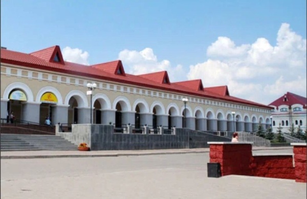 В центре Уфы расположен исторический Гостиный двор, начавшийся строиться в 1825 году по проекту петербургского арх. А.И.Мельникова в стиле классицизма. Необходимость столь значительного торгового учреждения возникла по причине переноса губернского правления из Оренбурга в Уфу.

С 1980-х годов здание было полностью заброшено и постепенно его состояние дошло до аварийного. В 1995 году группа ДДТ на развалинах Гостинки сняли клип на песню "Мертвый город".

Реставрация здания проводилась в 2014-2015 годах, но ее результат оставил скорее неприятные впечатления.

В 2018 году "АСМ Групп" предложило свои рекомендации для качественной реставрации торговых рядов. Похоже к ним начали прислушиваться.