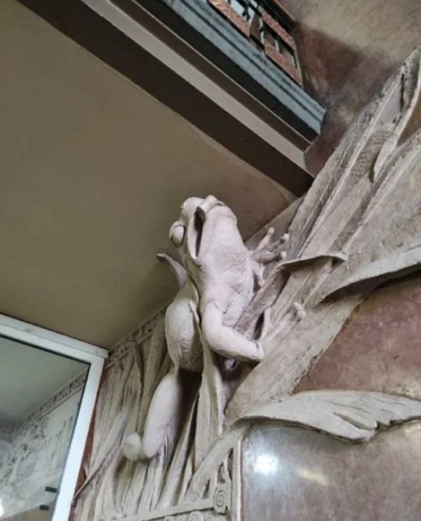 10 апреля состоится экскурсия по бывшему доходному дому страхового общества "Россия", расположенному на Большой Морской улице, 35 в Петербурге. История одной из знаковых построек петербургского северного модерна, декоративное убранство фасада, уникальные интерьеры и многое другое ждут посетителей. Здание возведено в 1905-1907 годах арх. А.А.Гимпелем, при участии В.В.Ильяшева.