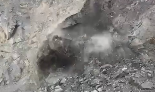 Очередной обвал горных пород произошел только что на автодороге «Джейрах - Армхи».

Проезд и проход по данному участку запрещен, установлены соответствующие знаки 