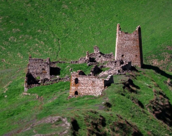 "АСМ Групп" продолжает работы по выявлению неучтенных исторических построек на территории горной Ингушетии и внесению их в создаваемую компанией при полной поддержке Благотворительного фонда "САФМАР" - Единую электронную базу памятников Ингушетии. Постройки, обладающие признаками объектов культурного наследия, также должны быть внесены в Реестр объектов культурного наследия Ингушетии для их юридической и фактической защиты.

Команда "АСМ Групп" закончила работы по изучению и выявлению построек и стел на Башенном комплексе "Гу". В существующем реестре находятся 23 объекта культурного наследия, включая башни и склепы. Специалисты "АСМ Групп" выявили на комплексе "Гу" еще 19 исторических памятников, обладающих признаками объектов культурного и археологического наследия, среди которых - башни, склепы и стелы.

"АСМ Групп" направило в Комитет по охране объектов культурного наследия Ингушетии 19 заявлений о включении выявленных объектов в Реестр вновь выявленных объектов культурного наследия Ингушетии. Надеемся, что в течение 90 рабочих дней еще 19 объектов юридически станут выявленными объектами Российской Федерации и займут свое достойное место среди других уникальных памятников страны. "АСМ Групп" готово оказать всю дополнительную необходимую помощь, чтобы юридически защитить уникальные башни, склепы и стелы Башенного комплекса "Гу".