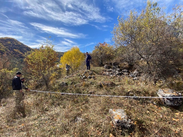 В эти дни сотрудники музея-заповедника провели плановую работу по фиксации и учету раннее неучтенных циклопических строений,  расположенных в 300-350 м. северо-восточнее башенного комплекса «Средний Озик».  

Большинство строений имеют смежные стены и не имеют связующего материала. Объекты находятся в руинированном состоянии.

Циклопические строения относят к эпохе до нашей эры. Всего на данном участке выявлено 27 строений и 3 заградительные стены.

Все они будут внесены в перечень выявленных объектов культурного наследия республики.