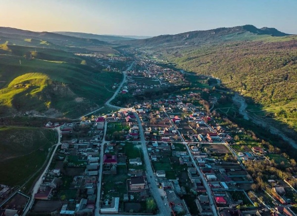 В Сунженском районе стартовал проект "Гордость сельского поселения".

В каждом уголке нашей земли есть люди, которыми мы гордимся. В Сунженском районе решили рассказать о них всем.

Запустили проект "Гордость сельского поселения", чтобы найти и прославить настоящих героев – тружеников села, врачей, учителей, деятелей культуры, спортсменов и многих других. 

Цель проекта – узнать побольше о тех, кто своим трудом и талантом сделал жизнь в районе лучше. Изучить их биографии, семейные истории, профессиональные достижения. 

Что в итоге?

На сайте администрации района появится целый раздел, посвященный этим замечательным людям. 

Каждый месяц в газете "Знамя труда" будут публиковаться рассказы о героях района. 

Каждый год будут проводиться торжественные мероприятия в их честь. 