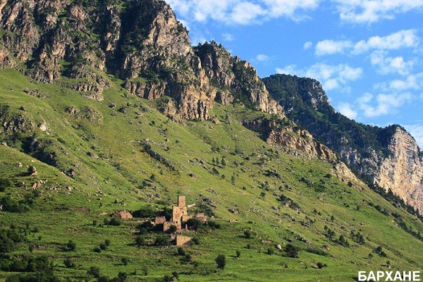 Самоназвание ингушей «гIалгIай», по мнению ряда исследователей, этимологизируется как «строитель», «житель башен». Подтверждается это и этногенетическими преданиями соседних народов, а также конструктивными особенностями архитектуры, подчеркивающими единство их происхождения.    Известные кавказоведы Е.И. Крупнов, И.В. Щеблыкин, В.И. Морковин считают, что родоначальниками башенного строительства в горной зоне, охватывающей территории современных Ингушетии, Чечни, Северной Осетии и горной части Восточной Грузии, являются предки ингушей.

Ингуши называли людей, умевших искусно обращаться с камнем, «тIоговзанче», (букв. «знающий хитрости камня»). Секреты строительного мастерства бережно хранились в семьях и передавались из поколения в поколение. Строители имели особый статус в ингушском обществе, они не подпадали даже под кровную месть, поскольку считались особо значимыми для общества людьми (мехкнах). Строительство башен требовало высокого мастерства, опыта, знаний и технических навыков.
Признанными и знаменитыми мастерами-строителями Средневековья были Янд из сел. Эрзи, Дуго Ахриев, Дяци Льянов и Хазби Цуров из сел. Фуртоуг, Баки Барханоев из сел. Бархане, Ерда Дударов из сел. Верхний Хули, Арсамак Евлоев из сел. Йовли, Хинг Ханиев из сел. Хяни, Тет-Батык Эльдиев из сел. Таргим, Баркинхоевы из сел. Верхний, Средний и Нижний Оздик.

Творения этих мастеров поражают своей монументальностью и сейчас.

Среди ученых нет единства в вопросе об их датировке, но предположительно эти архитектурные сооружения относят к XIII–XIV вв. Известный кавказовед Е.И. Крупнов писал: «Ингушские боевые башни воув являются в подлинном смысле вершиной архитектурного и строительного мастерства древнего населения края, они поражают простотой формы, монументальностью и строгим
изяществом. Боевые башни Ингушетии — высокие образцы техники и строительного искусства того времени»
О строительстве многих родовых башен остались различные предания, которые зафиксированы в ингушских сказаниях и легендах. Так, существует легенда и о строительстве башни, которую сфотографировал в разных ракурсах Ю.Ю. Карпов в 1989 г. Ингушская легенда гласит, что Чур и его четверо сыновей жили в Джерахе. Братья договорились построить боевую башню. Они положили чашу и стали возводить башню. Строитель, которого они наняли, был из галгаевцев. Он согласился воздвигнуть башню за шестьдесят быков и коров, которым было по три-четыре года. Мастер построил башню,
поставил над нею завершающий замковый камень и сказал, что не сойдет на землю до тех пор, пока ему не дадут еще одну корову сверх уговоренной платы.

Его просьбу пришлись удовлетворить, ибо, если бы его долго продержали на башне, он мог бы ослабнуть, свалиться и разбиться. По обычаю, в таких случаях хозяева несли ответственность за погибшего при строительстве и могли подвергнуться кровной мести. Получив согласие, мастер потребовал, чтобы все перешли на другую сторону ущелья, а по эту сторону оставили коров, положенных ему за работу. Просьбу мастера исполнили и позволили ему уйти с миром [Дахкильгов]. Отметим, что только сильные ингушские роды имели свои башни, поэтому к их строительству относились со всей ответственностью.
Возведение башни нужно было закончить в течение одного года, иначе род считался слабым и терял уважение в обществе.

Богата башенная архитектура горной Ингушетии и памятниками языческого периода. Святилище Мятцили расположено на вершине столовой горы на юге Ингушетии, на высоте 3000 м над уровнем моря.

Святилище было возведено в честь бога плодородия, великого обилия, благополучия и справедливости Мат-цели.

В горной Ингушетии множество склепов, и это неудивительно. Предки ингушей говорили: «Человеку при жизни нужна башня, а после смерти склеп». У всех ингушских родов были свои боевые башни и свой склепы. В склепах хоронили только представителей своего рода, чужих увозили туда, где они жили. Погребение в склепах совершали приблизительно до середины XIX в. Известны склепы различных видов — подземные, полуподземные и наземные.

Традиции обработки камня живы и в наши дни. В каждом населенном пункте равнинной части Ингушетии можно увидеть дома и заборы, построенные из горного камня мастерами каменного зодчества.

Ингушский народ бережно хранит уникальные памятники ингушского зодчества, используя полностью или частично некоторые элементы декора и композиции материальной культуры предков.

(Из научной публикации М.С.-Г. Албогачиевой, М.Т. Бежиташвили

«Башенная архитектура Горной Ингушетии» (по материалам Музея антропологии и этнографии (Кунсткамеры) РАН и Национального музея Грузии))